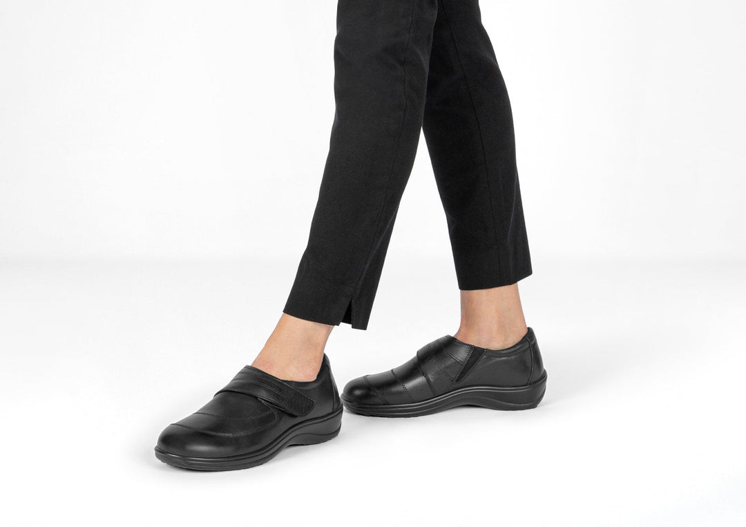 Emily – Effortless Elegance in Timeless Black