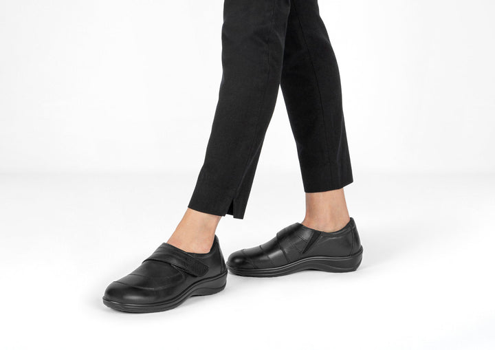 Emily – Effortless Elegance in Timeless Black