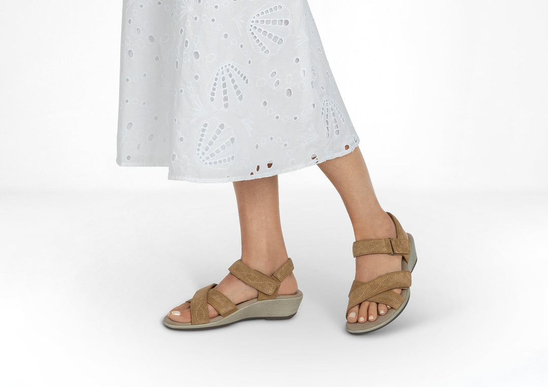 Holly – Natural Warmth in Soft Camel