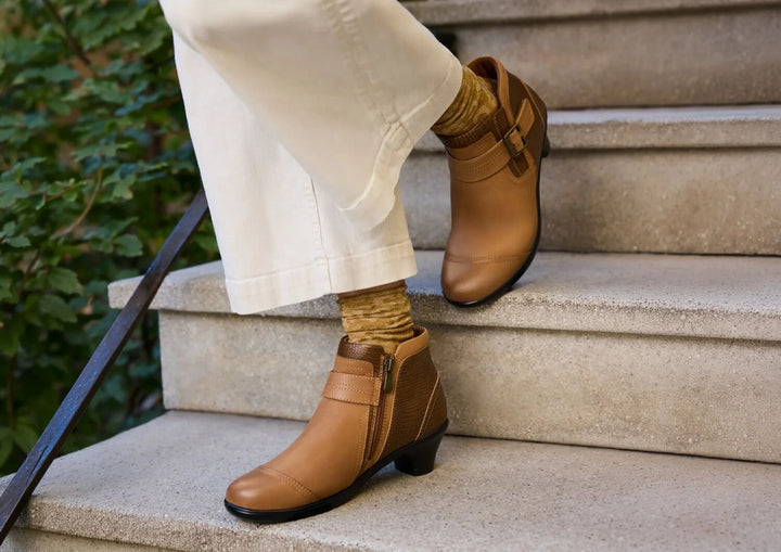 Emma – Timeless Elegance in Warm Chestnut Brown