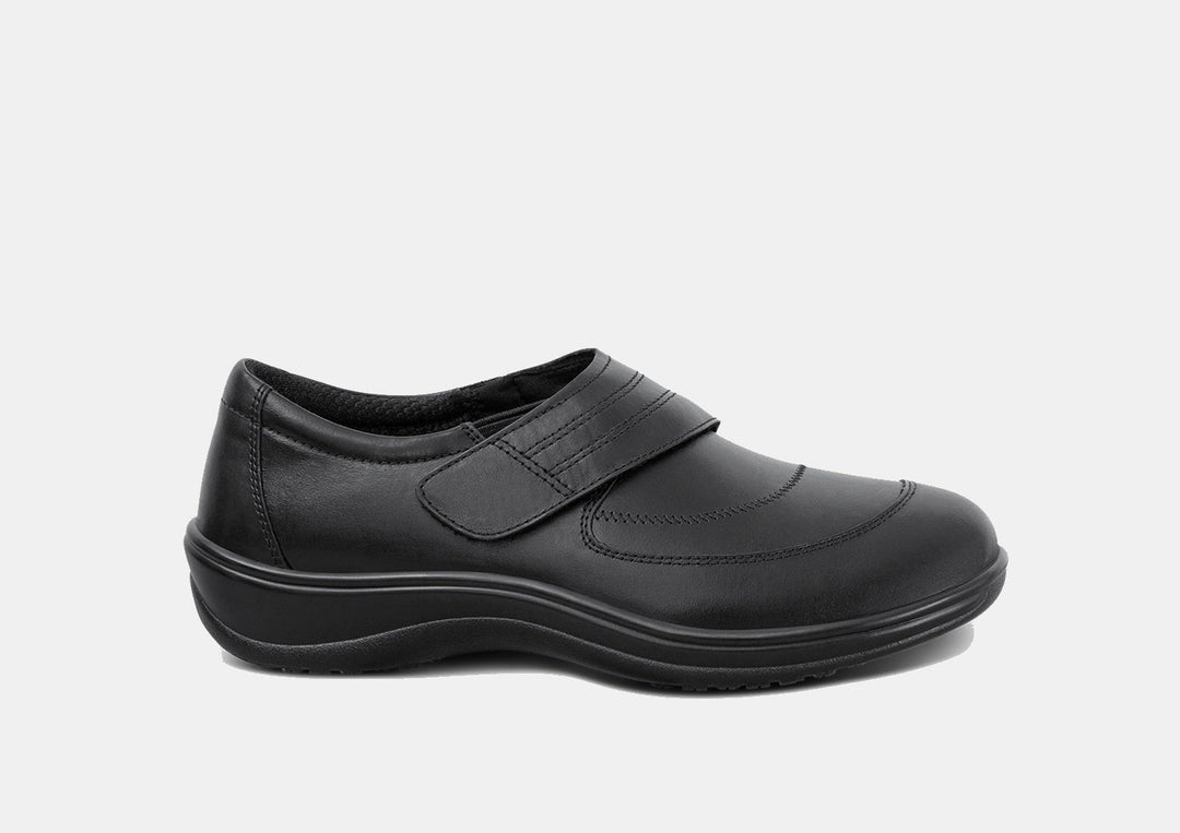 Emily – Effortless Elegance in Timeless Black